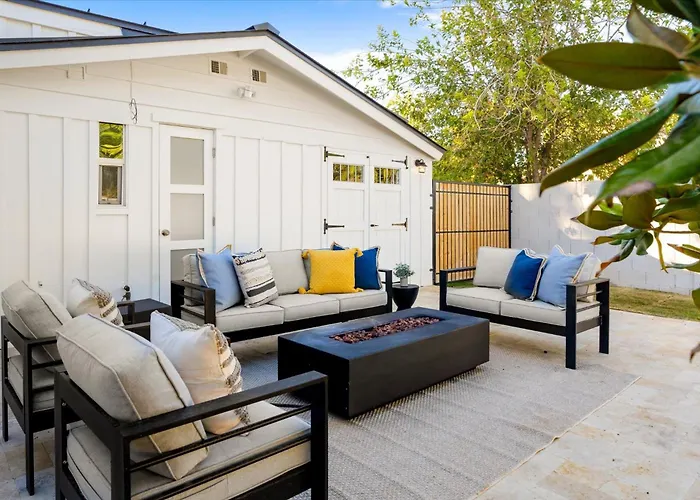 Holiday home 3 Bedroom Paradise Pool Hot Tub Fire Pit Ping Pong