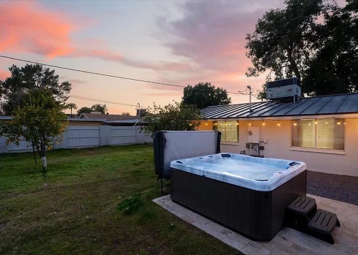 Holiday home 3 Bedroom Paradise Pool Hot Tub Fire Pit Ping Pong