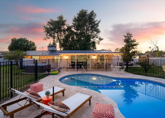 Holiday home 3 Bedroom Paradise Pool Hot Tub Fire Pit Ping Pong *