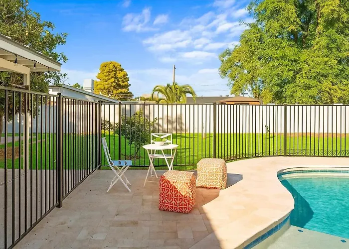 Holiday home 3 Bedroom Paradise Pool Hot Tub Fire Pit Ping Pong *