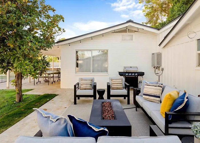 Holiday home 3 Bedroom Paradise Pool Hot Tub Fire Pit Ping Pong *