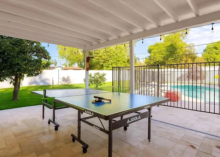 Holiday home 3 Bedroom Paradise Pool Hot Tub Fire Pit Ping Pong