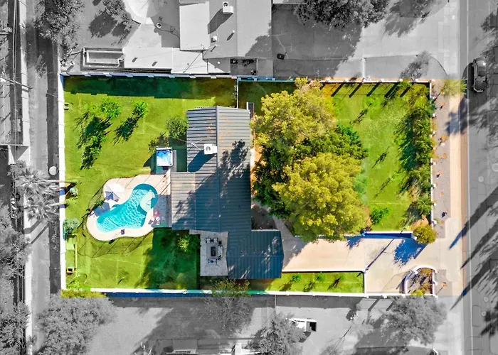 Holiday home 3 Bedroom Paradise Pool Hot Tub Fire Pit Ping Pong *